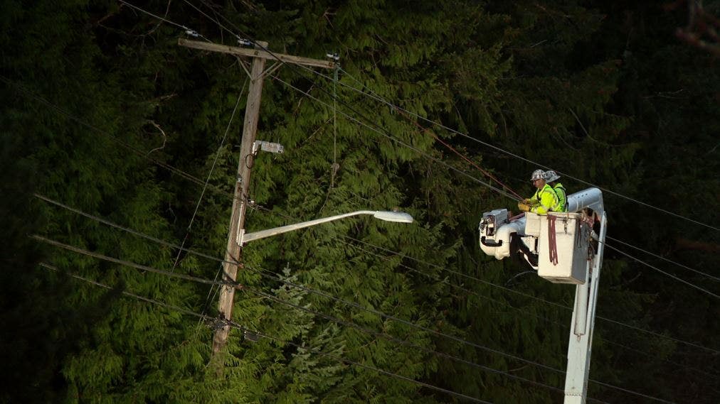 Wind storm knocks out power to thousands in Seattle, western WA