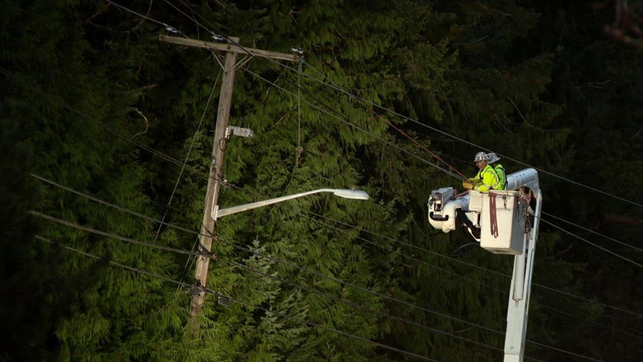 Wind storm knocks out power to thousands in Seattle, western WA