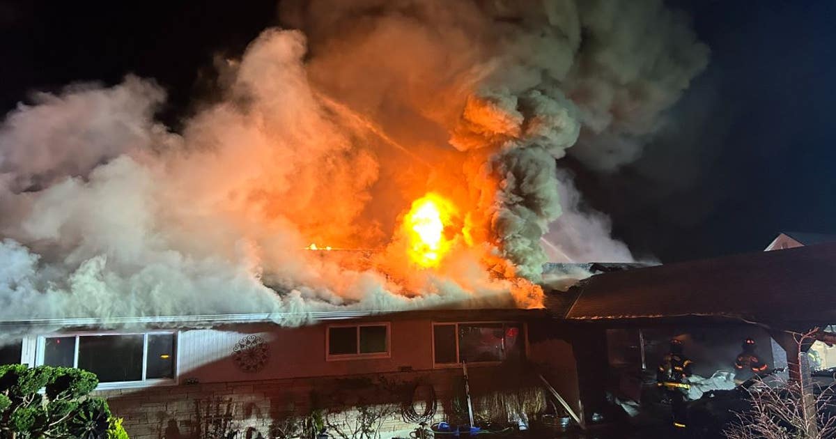 Lake Stevens garage fire spreads to home | FOX 13 Seattle