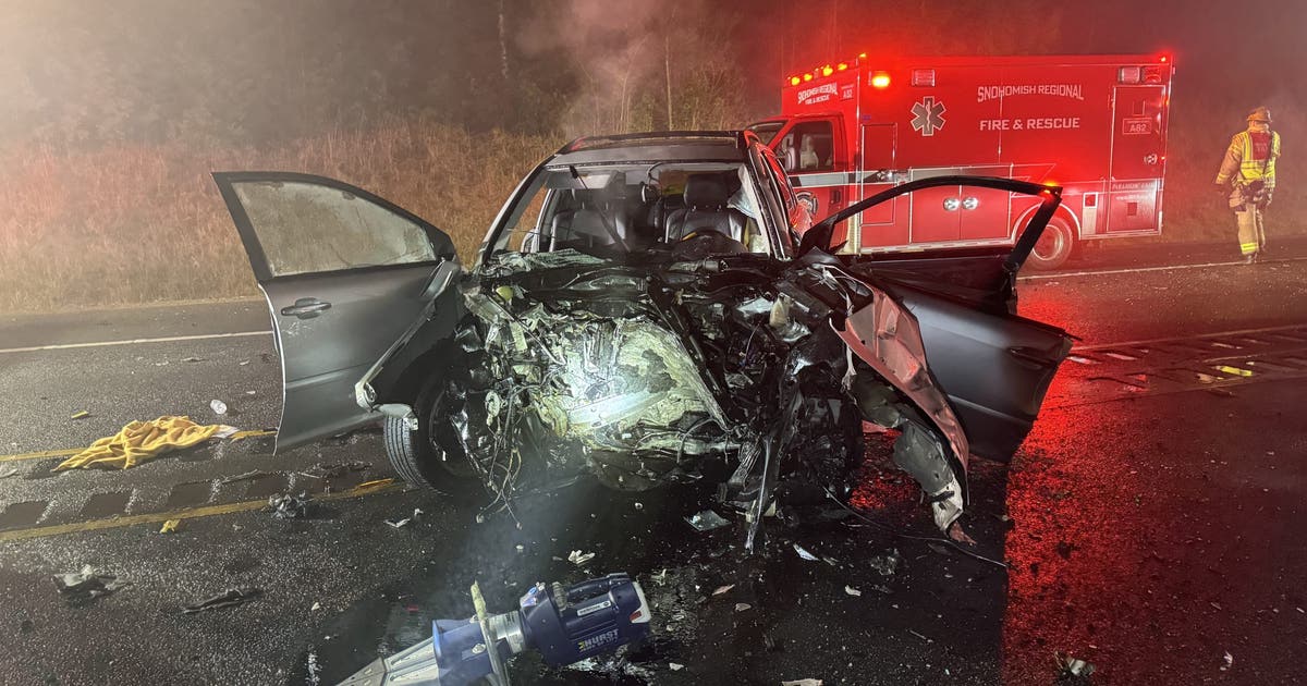 Deadly head-on crash shuts down US 2 in WA | FOX 13 Seattle