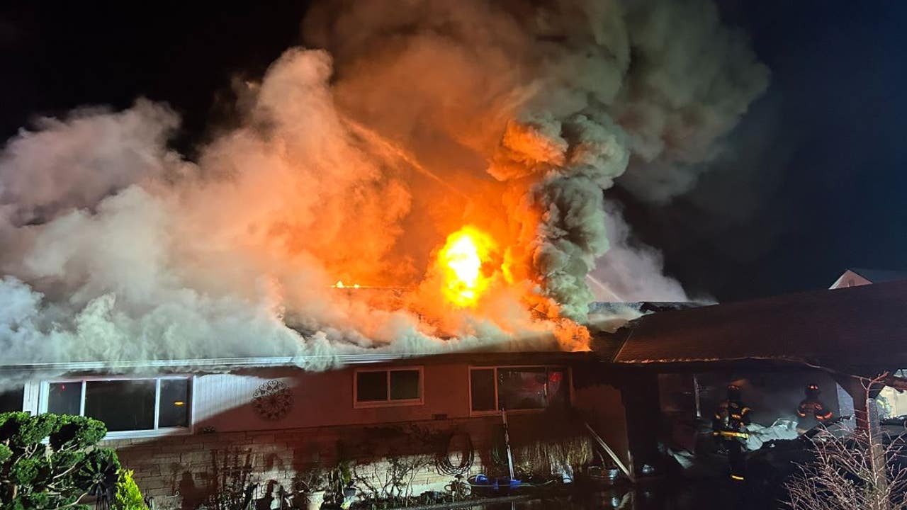 Lake Stevens garage fire spreads to home | FOX 13 Seattle
