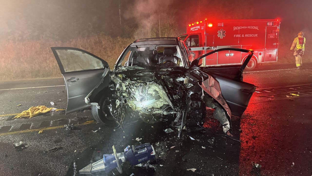 Deadly head-on crash shuts down US 2 in Washington state