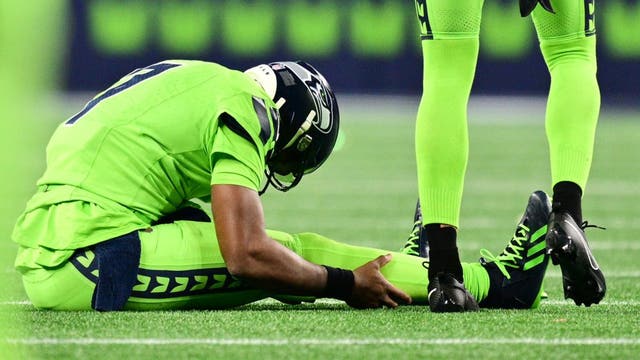 Seattle Seahawks QB Geno Smith exits game with knee injury