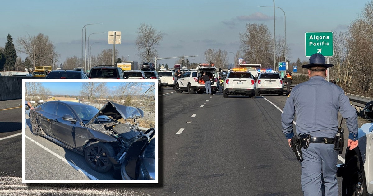 High speed SR-167 crash causes Friday traffic backup | FOX 13 Seattle