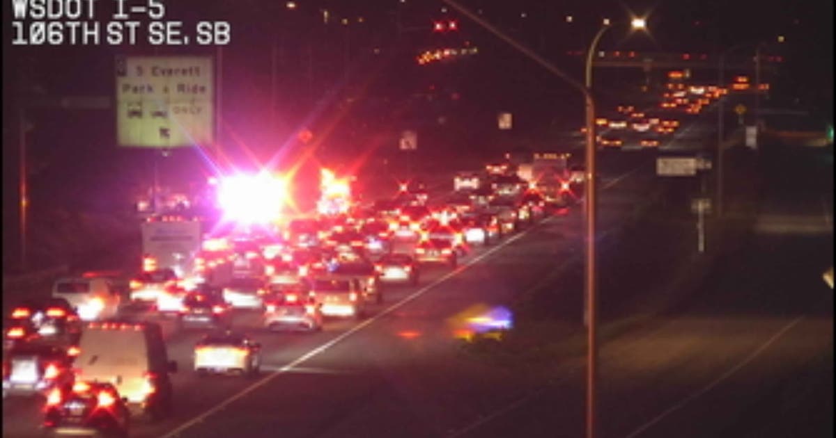 Southbound I-5 crash blocks lanes near Everett | FOX 13 Seattle