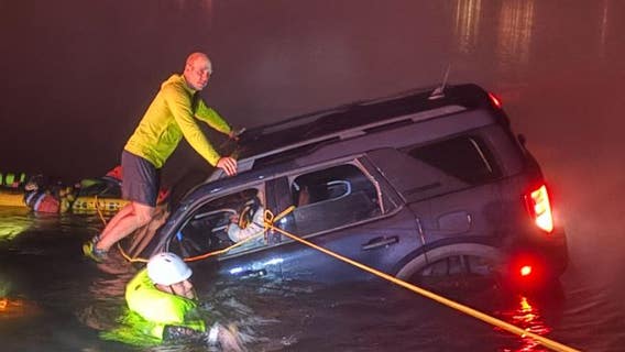 Good Samaritan, off-duty firefighter help save driver in sinking car