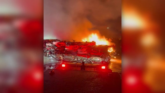 Multiple rows of cars burn in Kent, WA wrecking yard fire