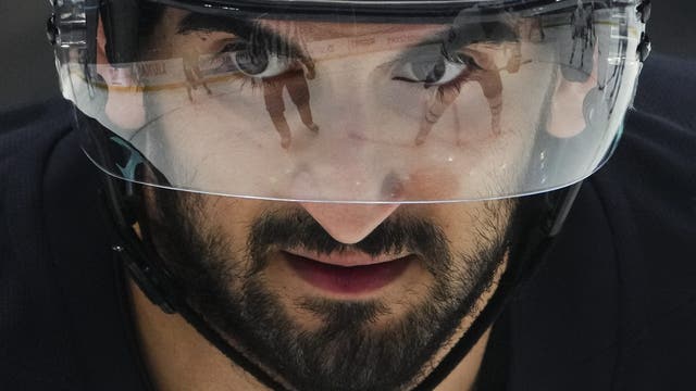 Matty Beniers stars as the Kraken beat the Flyers 4-1