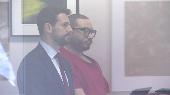 Man accused in Seattle hate crime flips off cameras, storms out of courtroom