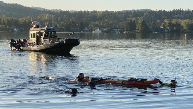 One rescued after car goes into water near Mercer Island, WA