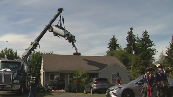 Driver in his 20s crashes through 2 homes in Burien, WA