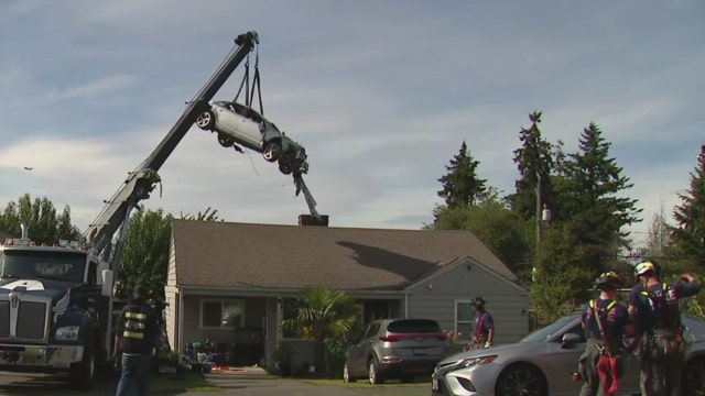 Driver in his 20s crashes through 2 homes in Burien, WA
