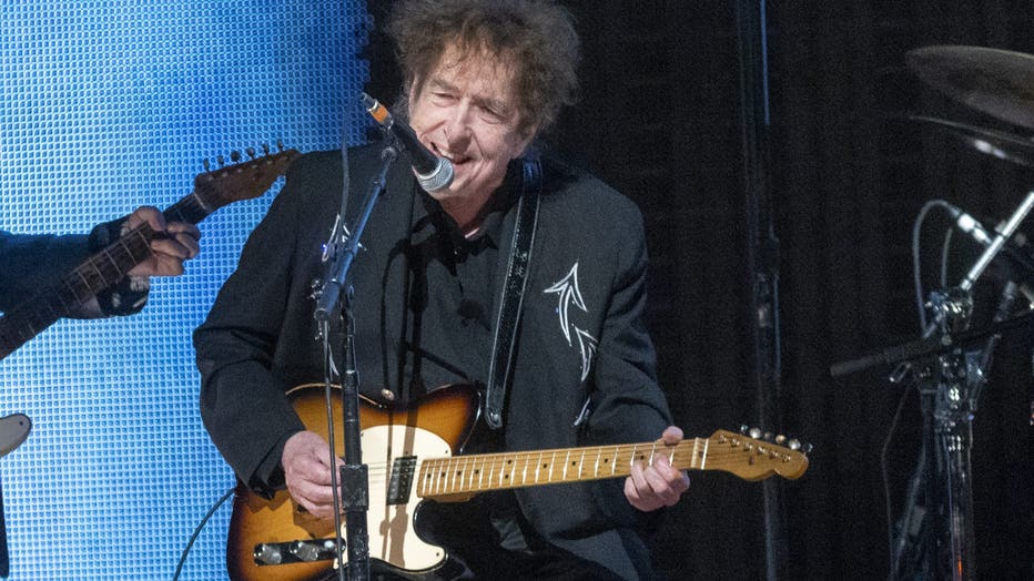 bob dylan performing onstage at Farm Aid
