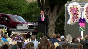 Hundreds gather for Decker girls memorial as WA hunt for Travis Decker enters 4th week