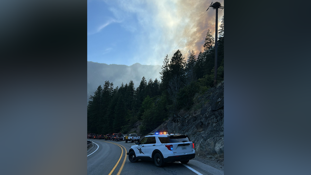 Brush fire breaks out near Leavenworth, briefly closes US 2