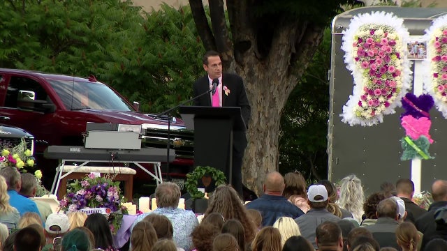 Hundreds gather for Decker girls memorial as WA hunt for Travis Decker enters 4th week