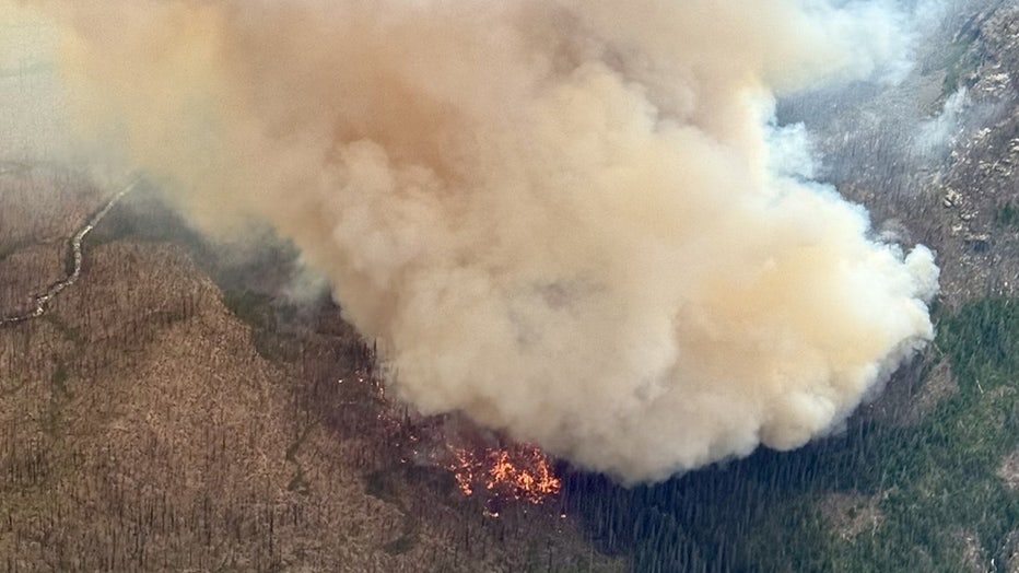 Crews are working to contain a wildfire burning northwest of Entiat, Washington. In a Thursday update, crews say the Pomas Fire has burned more than 900 acres and is 0% contained. The Pomas Fire was first reported at 10:40 a.m. on Friday, June 13. At the time, it was only 15 acres in size. On Monday, additional firefighters, including two hotshot crews and rappelers, arrived to assist ground resources to suppress the fire. Officials say scoopers will continue to dip out of Lake Chelan, while helicopters will use Fern and Myrtle Lakes for water bucket work.