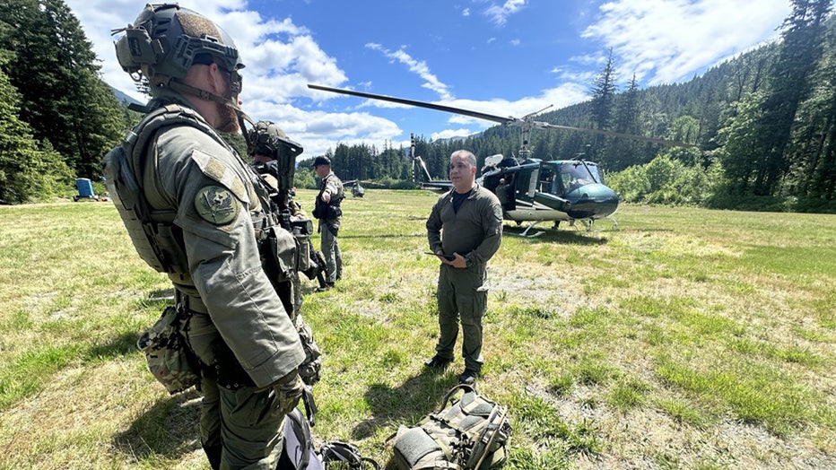 The Chelan County Sheriff’s Office (CCSO) delivered an update on the manhunt for Washington triple-murder suspect Travis Decker uncovering new details at the crime scene, and new search areas on Monday.