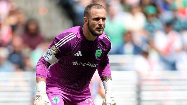 Stefan Frei exits in ambulance late as Seattle Sounders play to 1-1 draw with Columbus