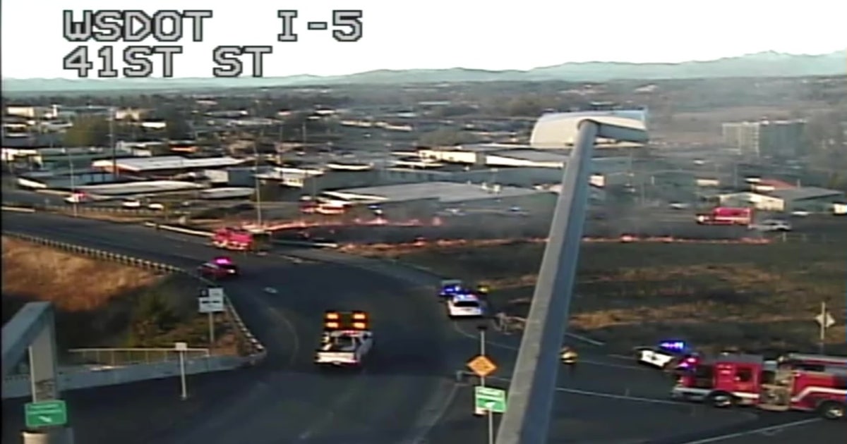 Fatal crash leads to brush fire along I-5 in Everett, WA | FOX 13 Seattle