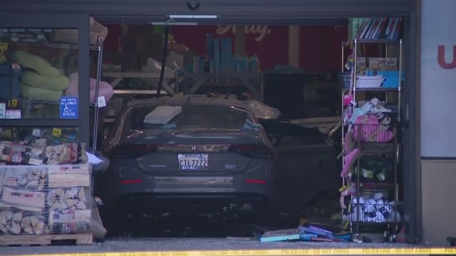 1 dead, 3 injured after car crashes into Kirkland, WA grocery store