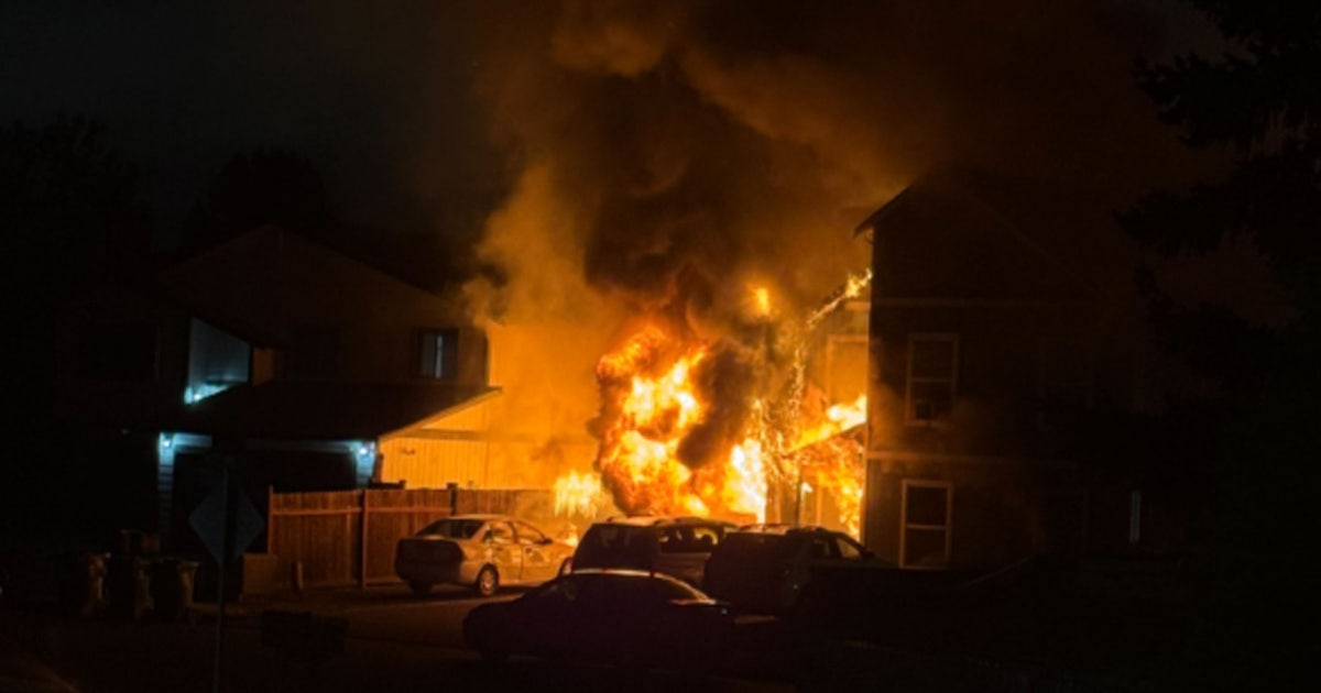 Fire displaces 7 after spreading between homes in Tacoma | FOX 13 Seattle