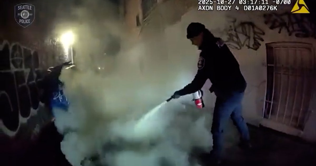 Seattle police officers rescue man on fire | FOX 13 Seattle