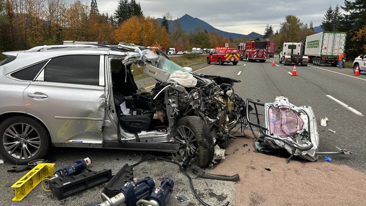 Serious crash blocks eastbound I-90 near North Bend | FOX 13 Seattle