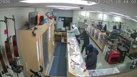 VIDEO: Suspects break into Seattle-area pawn shops with hammer
