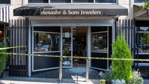 Man arrested in West Seattle jewelry store heist, 3 still wanted