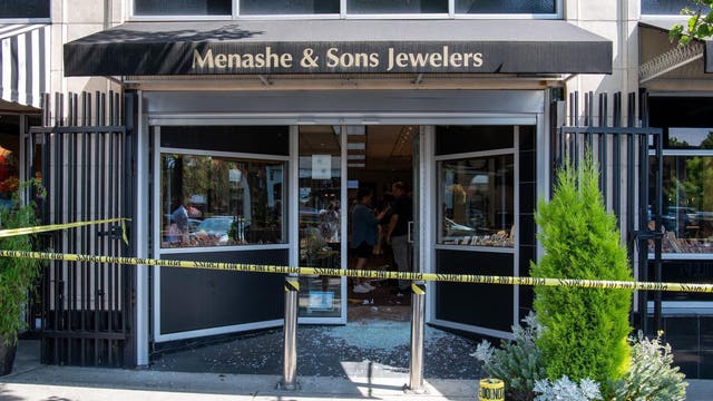 Man arrested in West Seattle jewelry store heist, 3 still wanted