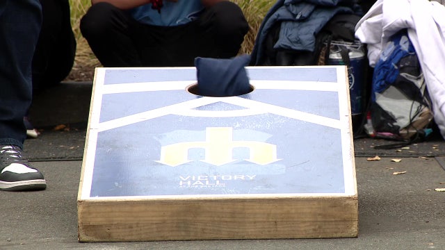 Mariners, Jays fans battle it out with bean bags before ALCS Game 4 in Seattle
