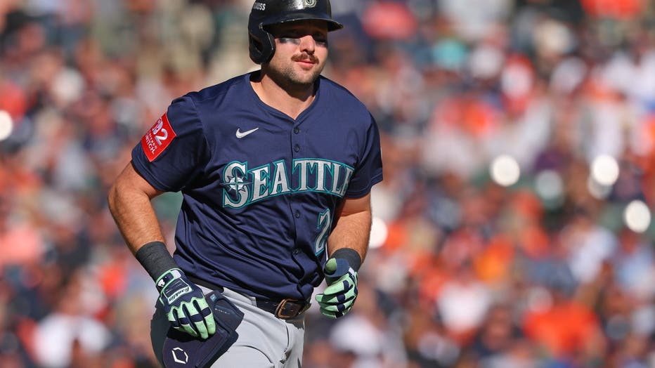 cal raleigh running the bases