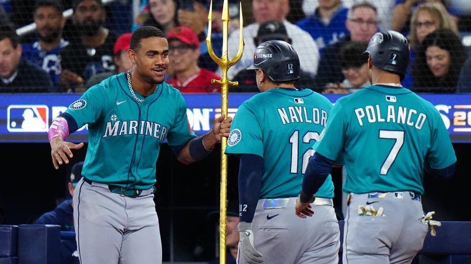 mariners players on field with trident