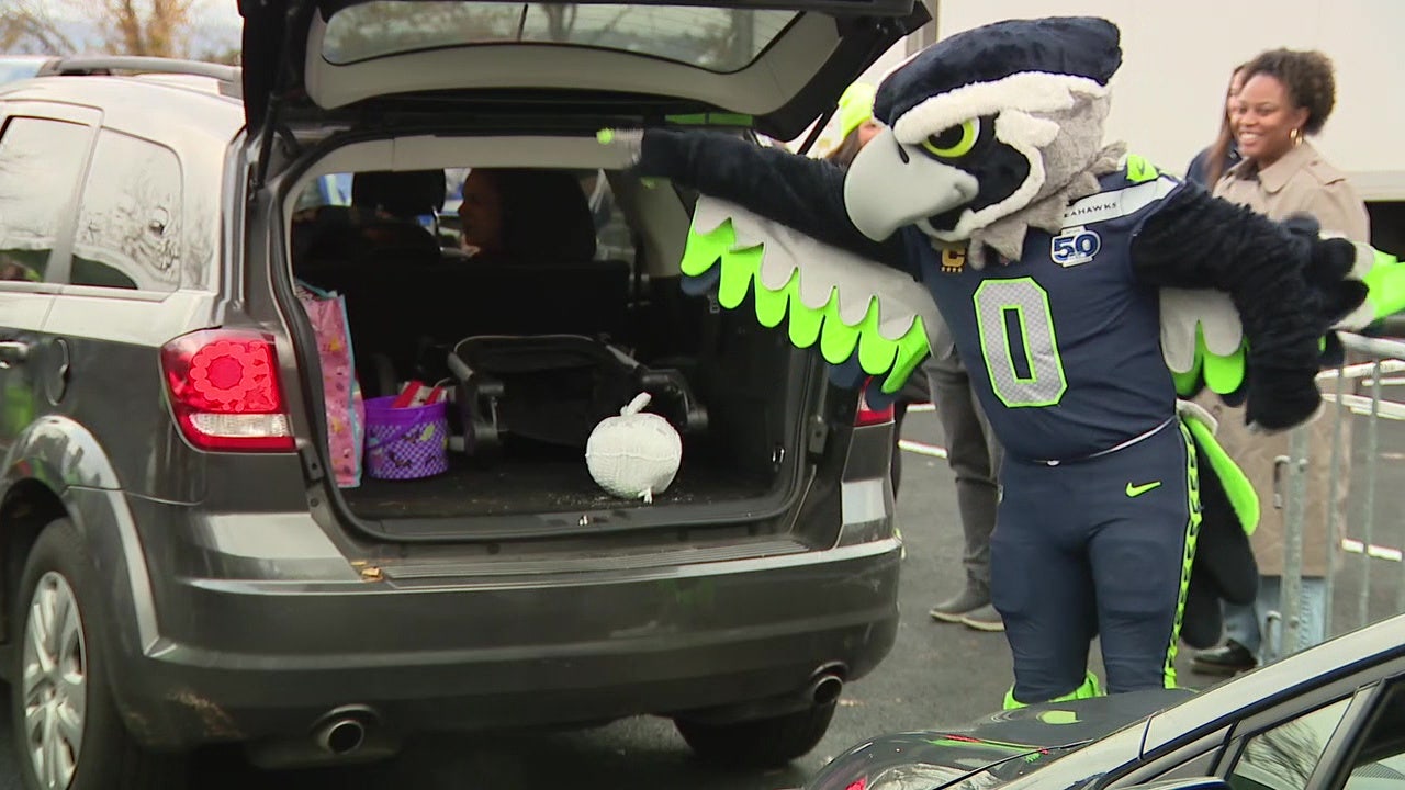 Hundreds line up for Thanksgiving meal provided by Tacoma, WA community