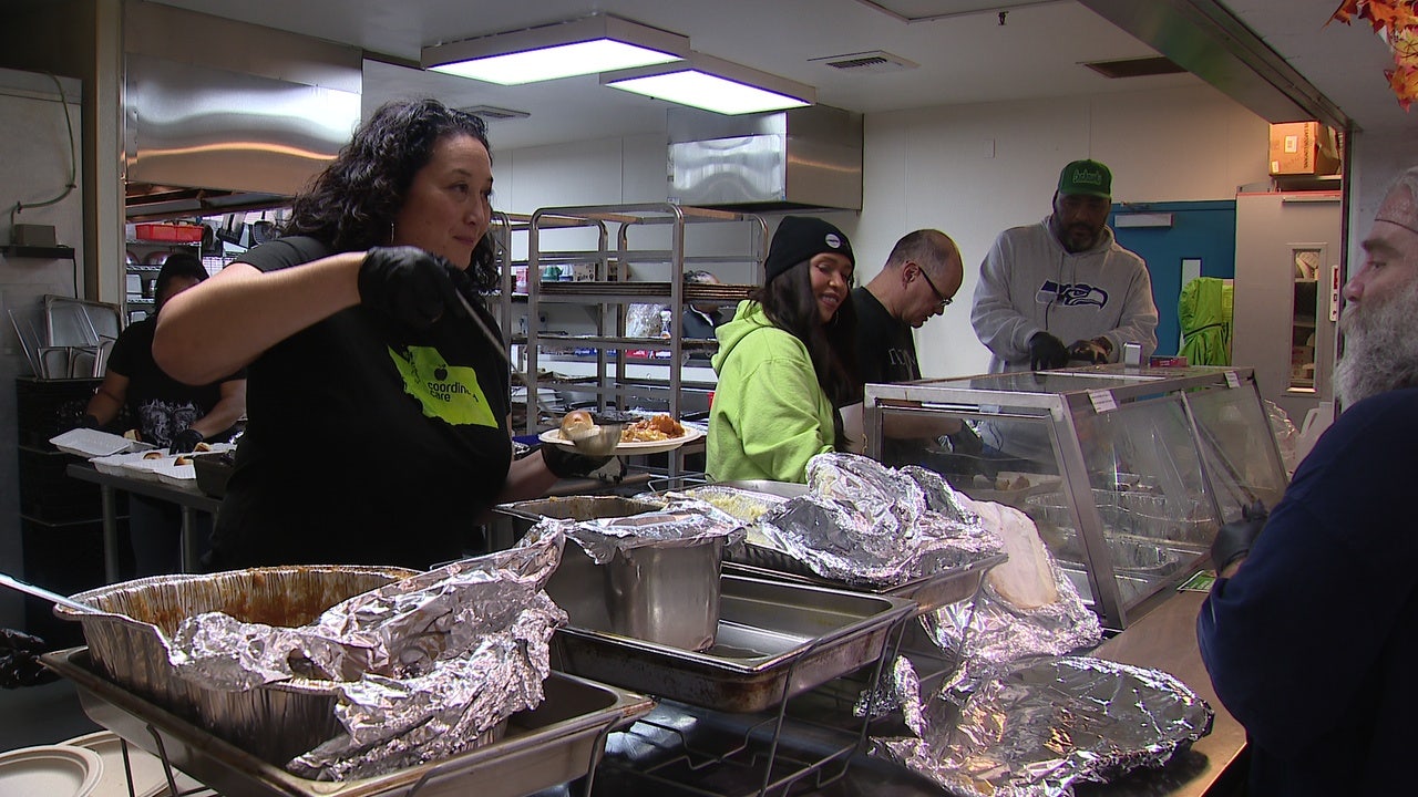 Seattle Seahawks legends, Tacoma organizations team up for Thanksgiving turkey drive
