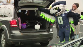 Hundreds line up for Thanksgiving meal provided by Tacoma, WA community