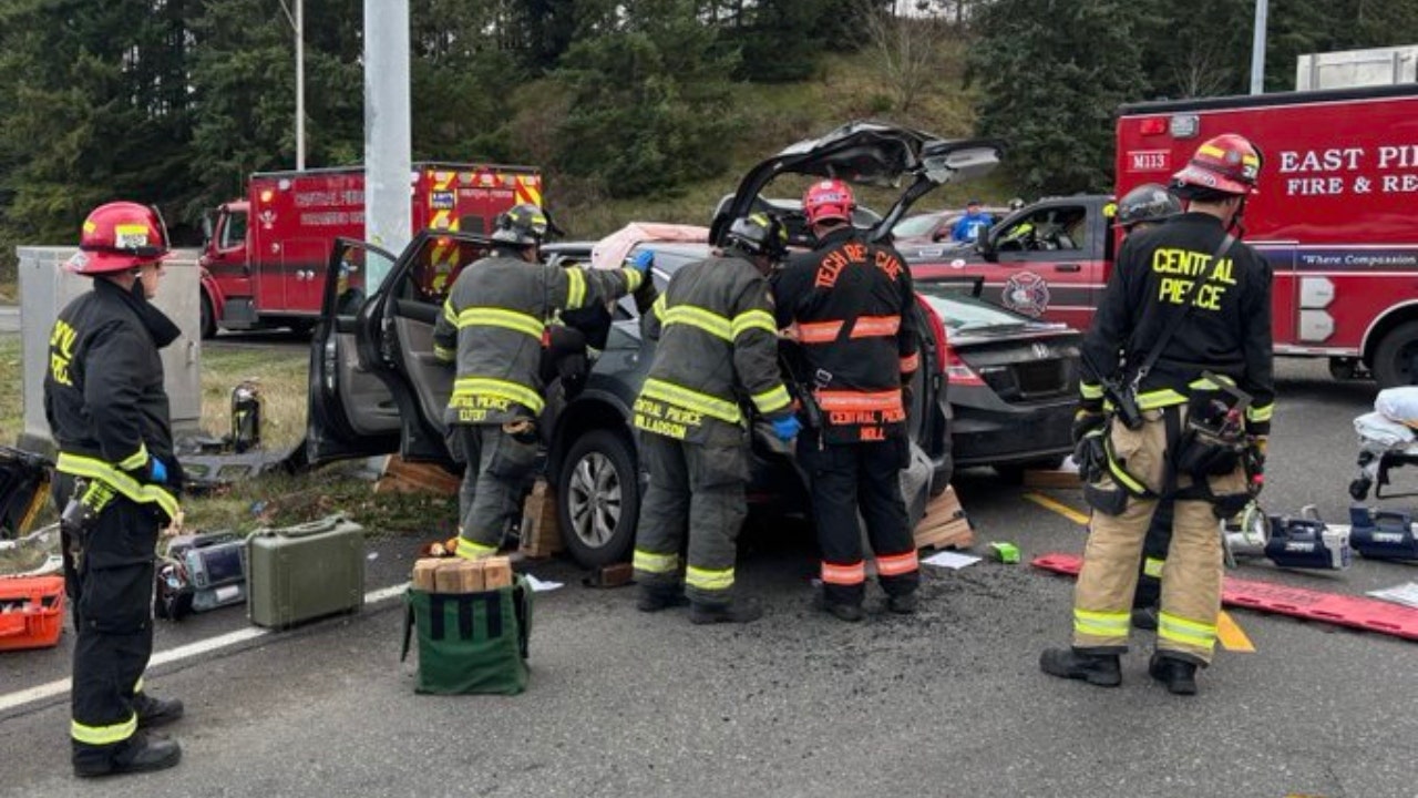 Driver fleeing police hits family of four in Puyallup, WA