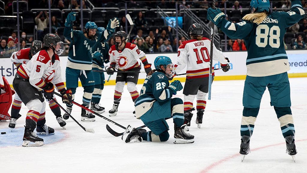 Alex Carpenter scores twice as Seattle Torrent beat Charge 4-1