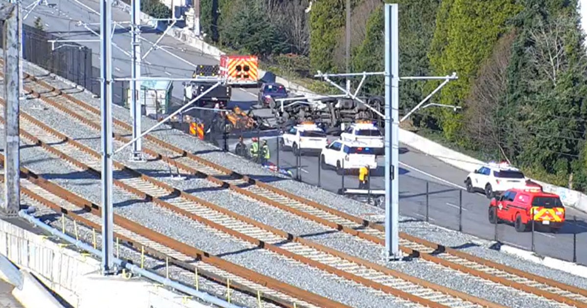 Semi-truck crash blocks westbound I-90 in Seattle | FOX 13 Seattle