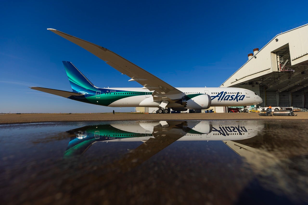 Alaska Airlines orders more than 100 Boeing jets, largest order in company history