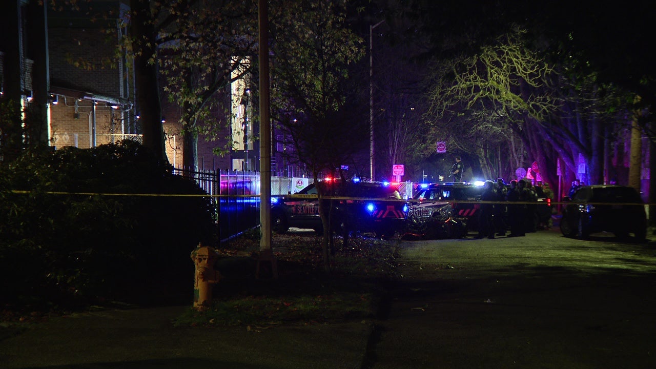 Man with machete arrested after standoff in Seattle's University District