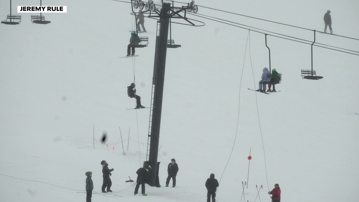 Chairlift stops at Summit at Snoqualmie, forcing rope evacuation