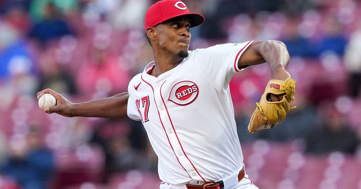 Seattle Mariners acquire RHP Yosver Zulueta from Reds