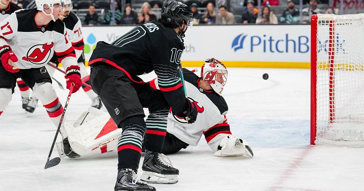Matty Beniers, Berkly Catton score 18 seconds apart in 3rd period as Seattle Kraken beat Devils 4-2