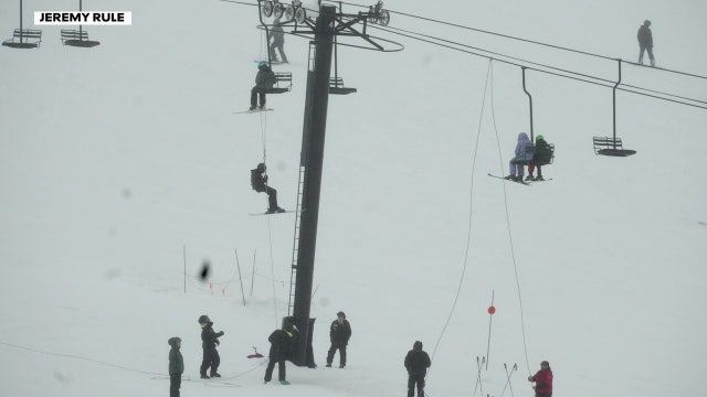 Chairlift stops at WA's Summit at Snoqualmie, forcing rope evacuation