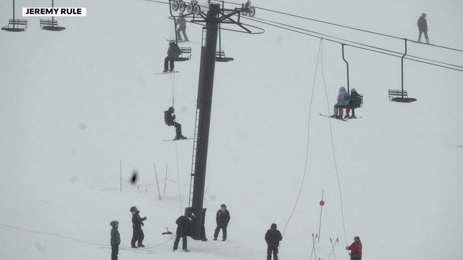 Skiers rescued from stopped ski lift at Summit at Snoqualmie