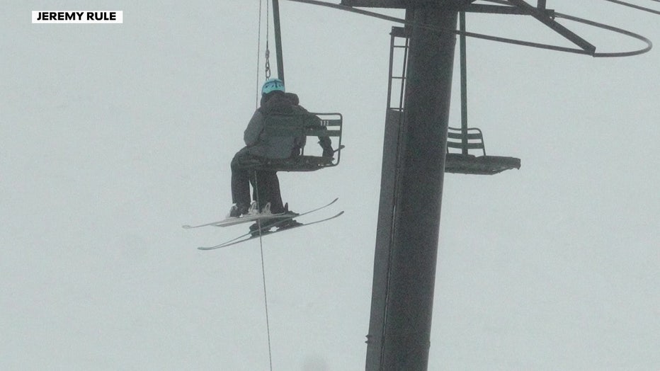 Skiers rescued from stopped ski lift at Summit at Snoqualmie
