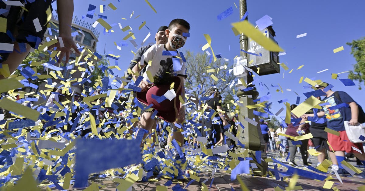 These 2 Seattle Seahawks players to lead Disneyland victory parade