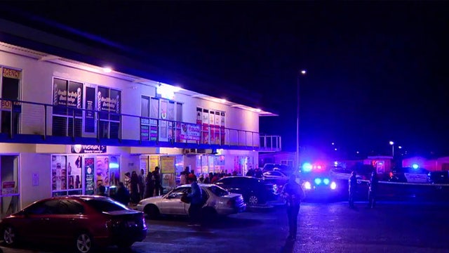 Suspect in custody after 1 killed outside Renton, WA market